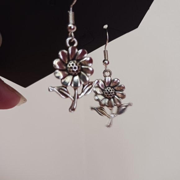 2 item-FAUX TURQUOISE & FLOWER GEMSTONE SILVERTONE NECKLACE & SUNFLOWER EARRINGS - Picture 7 of 10